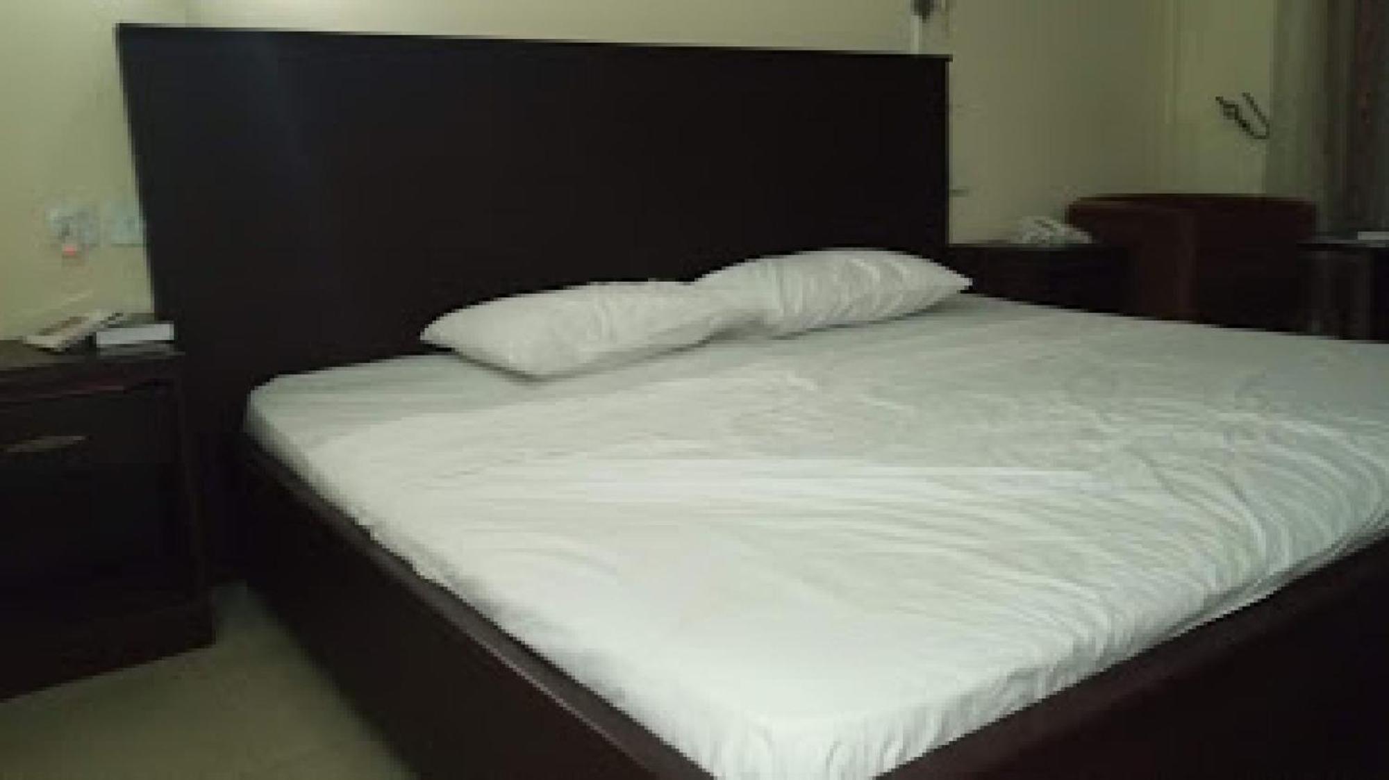 Room In Lodge - Premier Hotel-伊巴丹 外观 照片